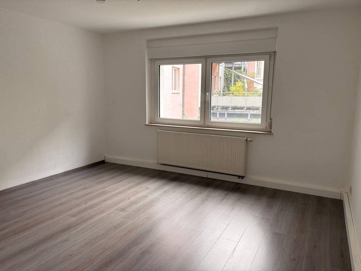 Großzügig geschnittene, helle 2-Zimmer-Wohnung mit Wintergartenbalkon - Stadtteil Rennweg – Nürnberg – Vorschaubild 2