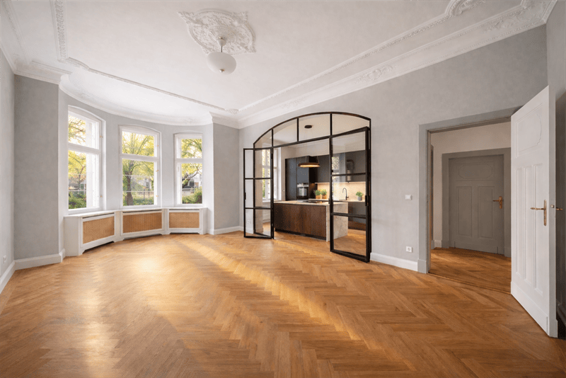 Stilvolle 20er Jahre-Villenhälfte zum Modernisieren- vis á vis vom Park! – Berlin – Bild 1 von 9