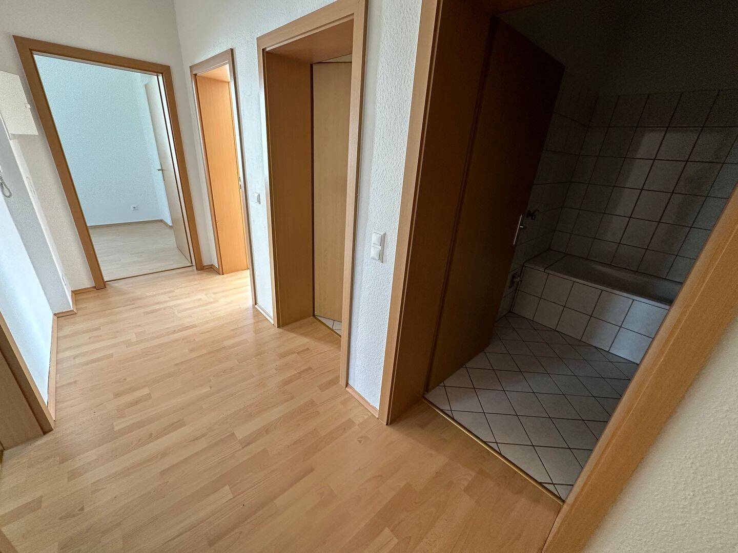 1. OG - Balkon - Stellplatz mgl. - Wanne - im 1.OG - frei ab 1.7.26 – Chemnitz – Vorschaubild 8