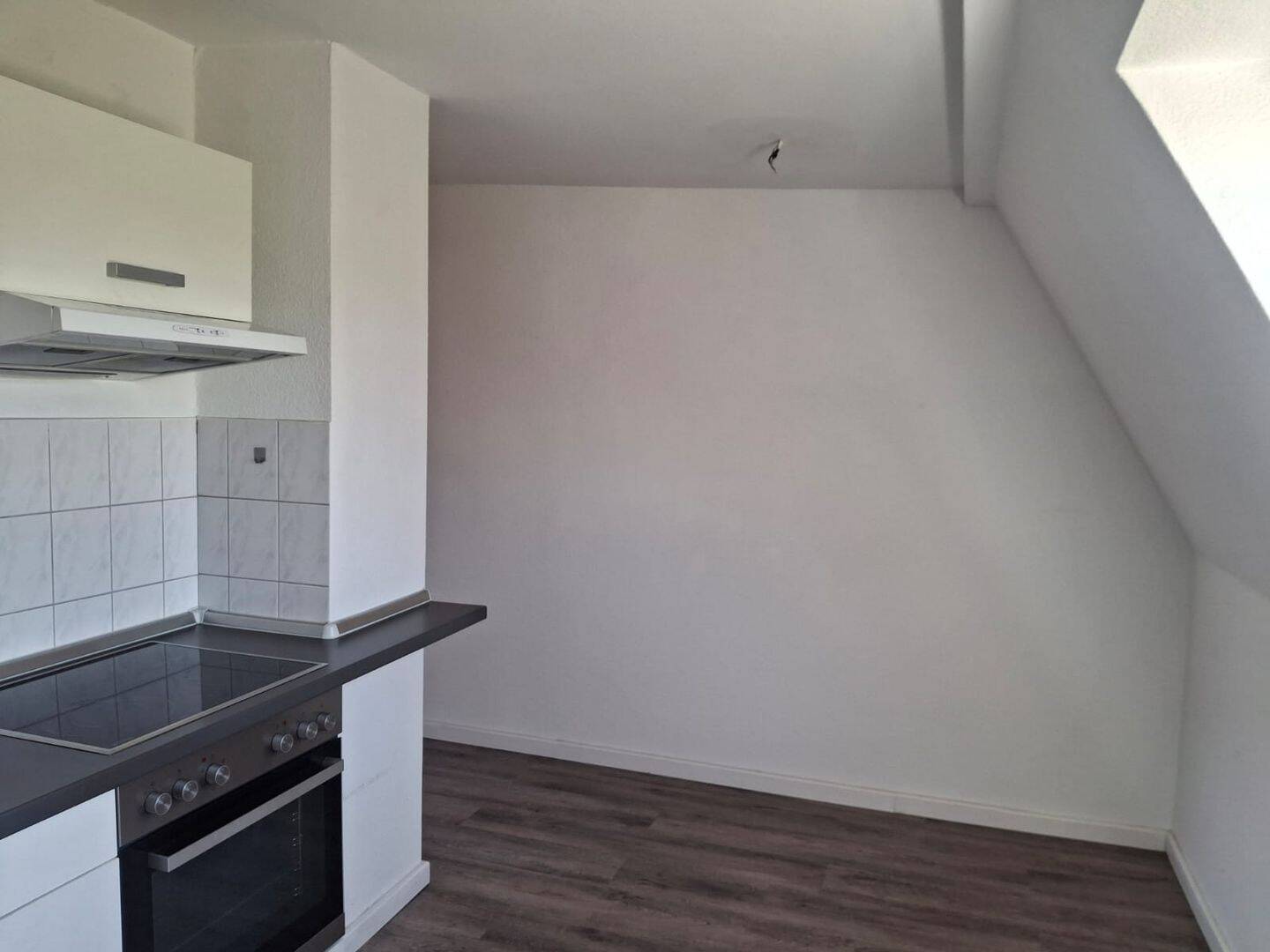 Schöne helle 2 ZKB mit Einbauküche im 4.OG zu vermieten – Bremerhaven – Vorschaubild 2