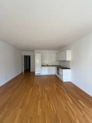 Geräumige 2-Zimmer-Wohnung mit Einbauküche, Balkon und Duschbad – 1067 Dresden – Vorschaubild 2