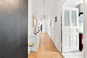Stilvolle 3-Zimmer-Altbauwohnung mit Kamin & Balkon nahe dem Kurfürstendamm – 14057 Berlin – Vorschaubild 4