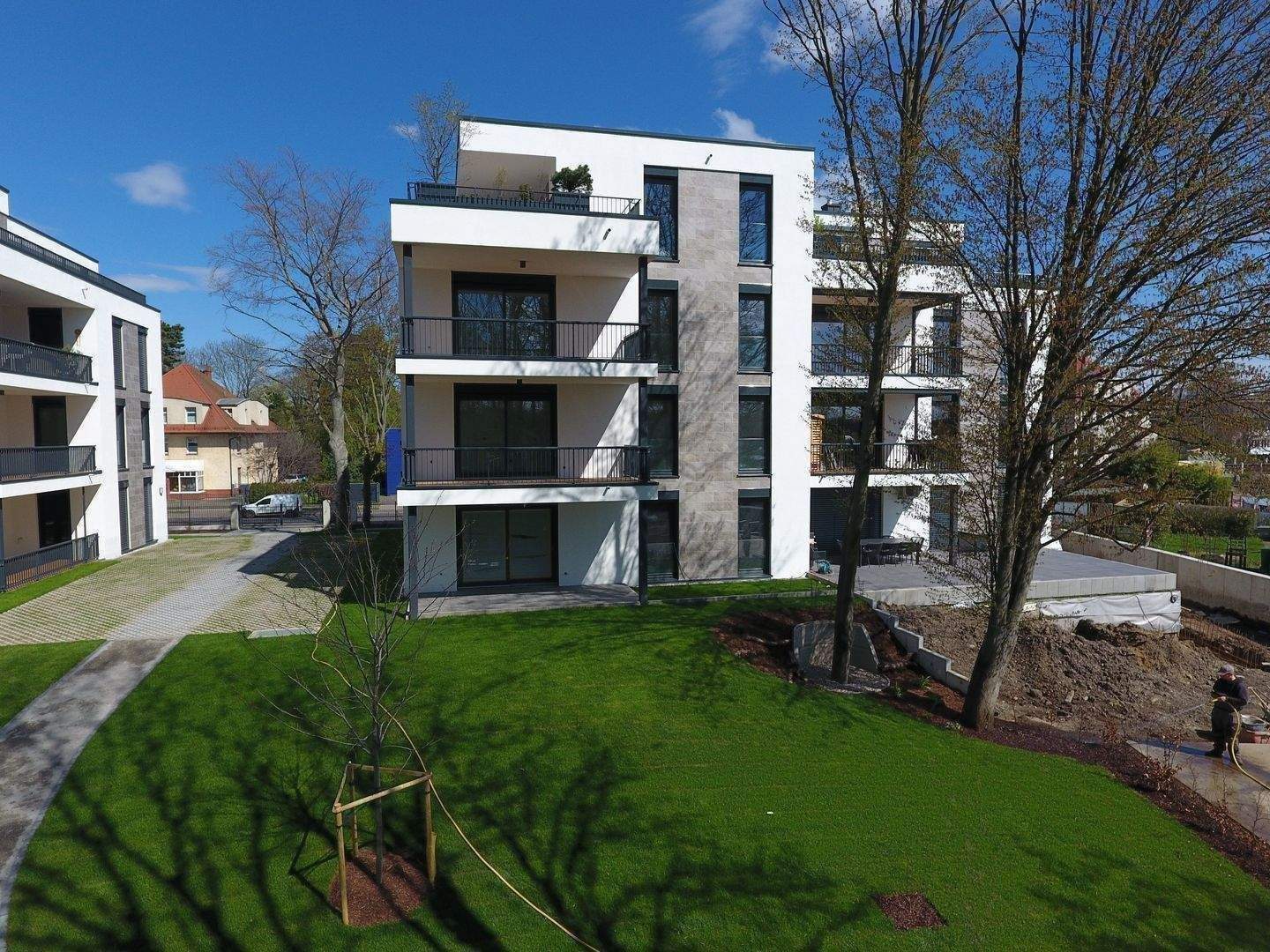 NEUBAU NÄHE RBL STADION mit 5-Zimmern / 70m² WOHNEN / 2 x TERRASSEN / BLICK in den AUENWALD / KAMIN / 2 x TG-SP – Leipzig – Vorschaubild 4