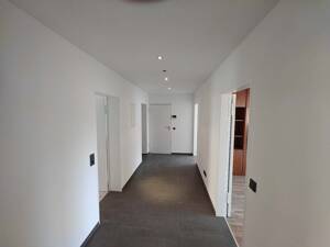 Großzügige 125 m² Wohnung mit lichtdurchflutetem Wohn-/Essbereich und großem Balkon in Top-Lage – 72461 Albstadt – Vorschaubild 1