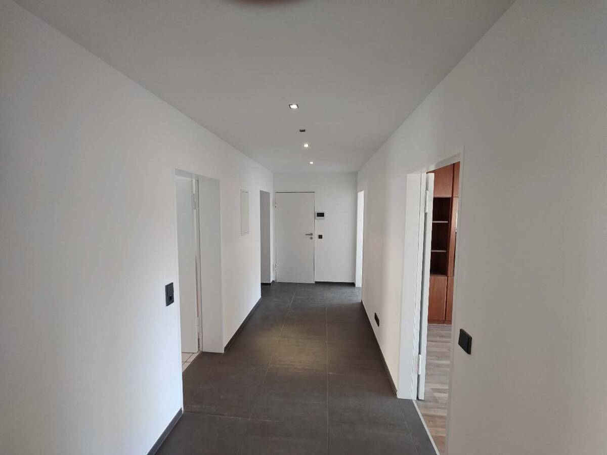 Großzügige 125 m² Wohnung mit lichtdurchflutetem Wohn-/Essbereich und großem Balkon in Top-Lage – 72461 Albstadt – Bild 1 von 9