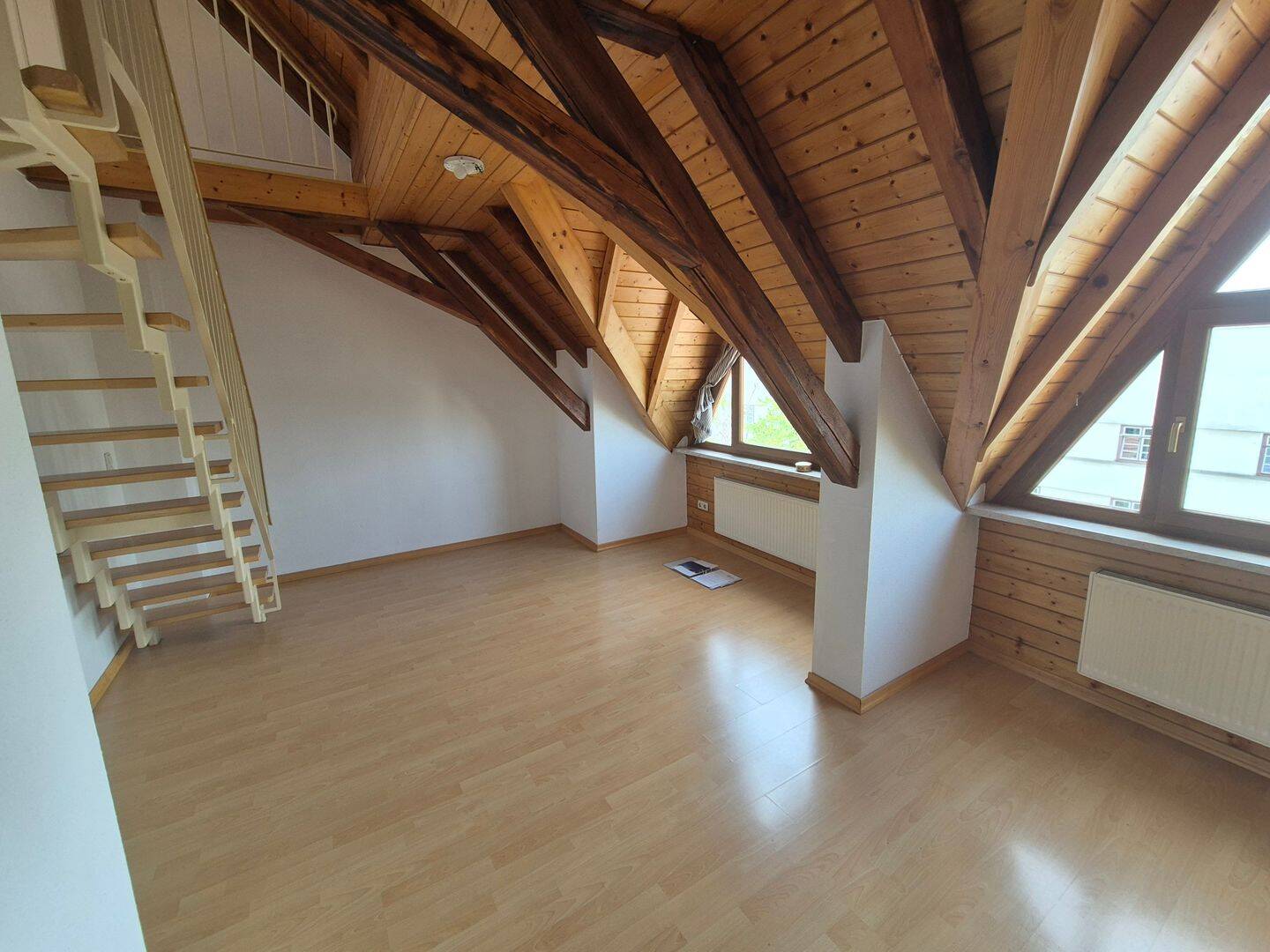 Lichtdurchflutete 3-Raum-Maisonette-Dachgeschosswohnung mit kompletter Einbauküche-Badezimmer mit Fenster und Badewanne – Erfurt – Vorschaubild 7