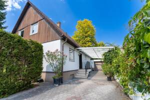 Zwei Wohneinheiten, großzügige Nutzflächen & Garten - vielseitiges Zweifamilienhaus mit Potenzial
