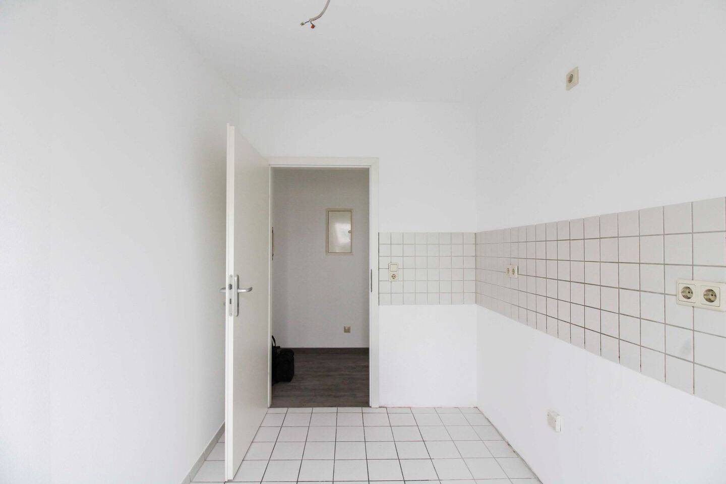 Sofort bezugsfrei: Frisch renovierte Dachgeschosswohnung (ohne Aufzug) im Altbau mit großem Balkon – Berlin – Vorschaubild 7