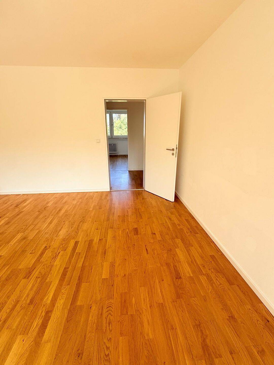 Lichtdurchflutete 3-Zimmer-Wohnung mit Balkon und Einbauküche – München – Vorschaubild 3