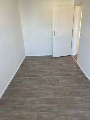Schöne helle frisch renovierte und sofort verfügbaren, 3 Zimmerwohnung mit Balkon – 6577 Heldrungen – Vorschaubild 3