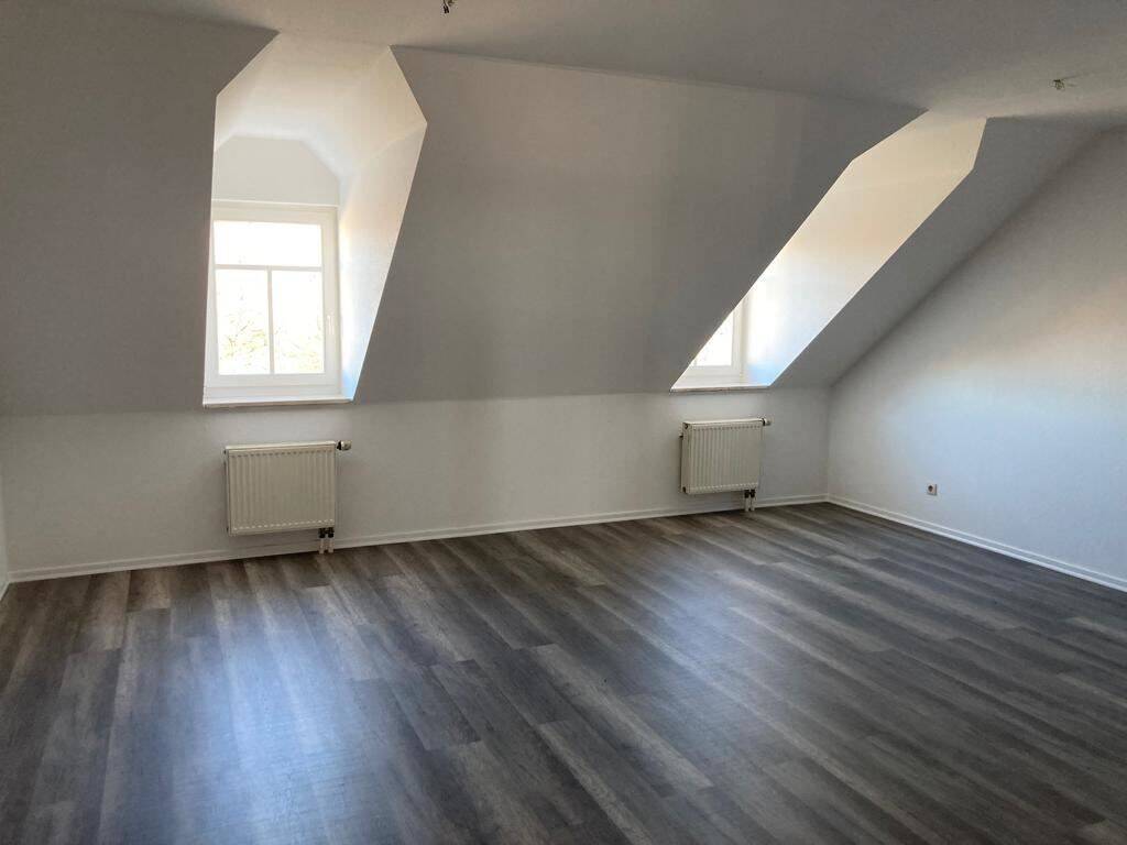 Am Park! Günstige DG 2-Zi. mit Aufzug, Laminat, Abstellraum und Dusche! EBK gegen Aufpreis mgl