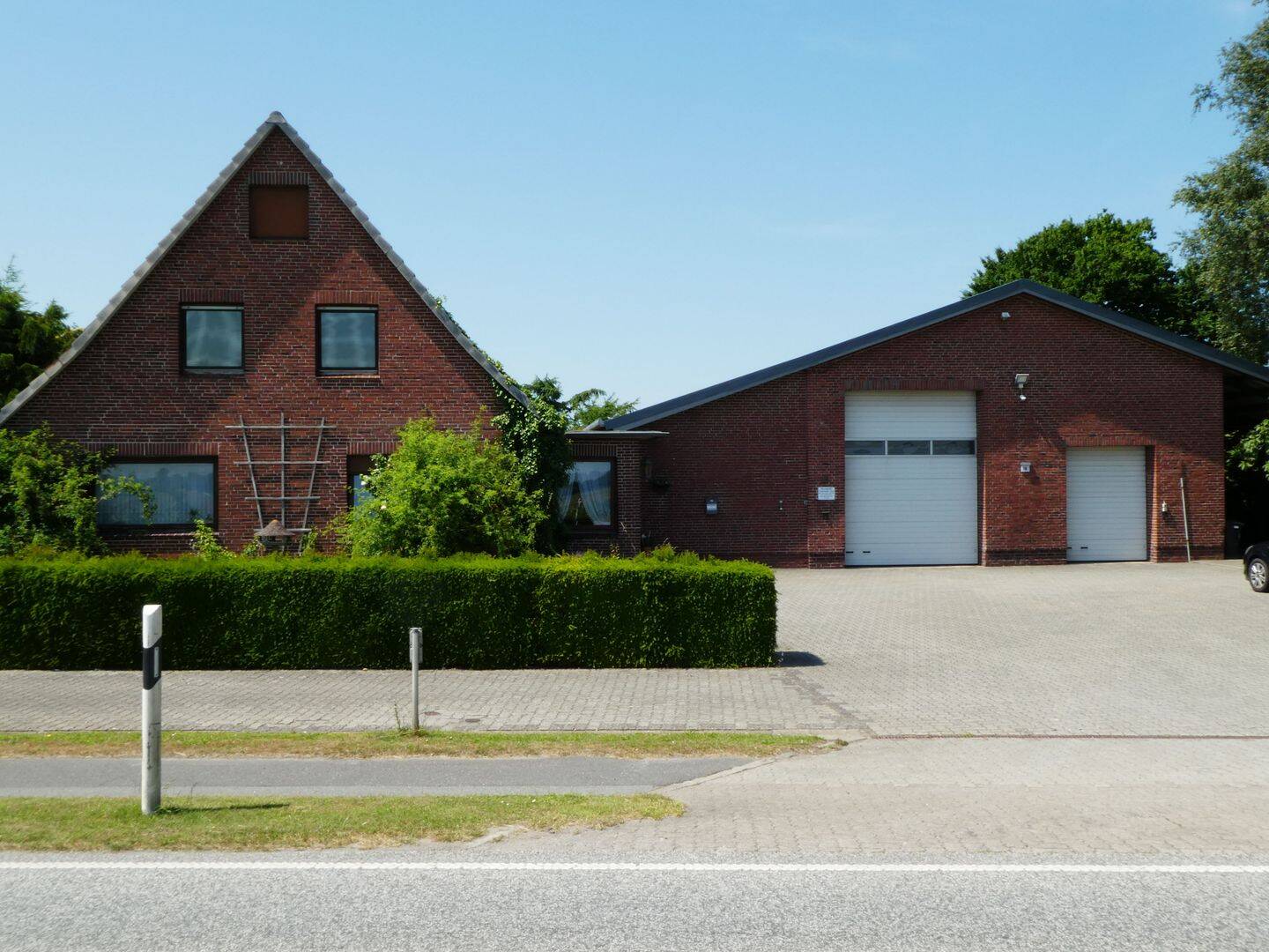 *** Seltene Gelegenheit - Geräumiges Wohnhaus mit multifunktionaler Lagerhalle, auf großem Grundstück, in strategisch guter Lage *** – Blomesche Wildnis – Bild 1 von 9