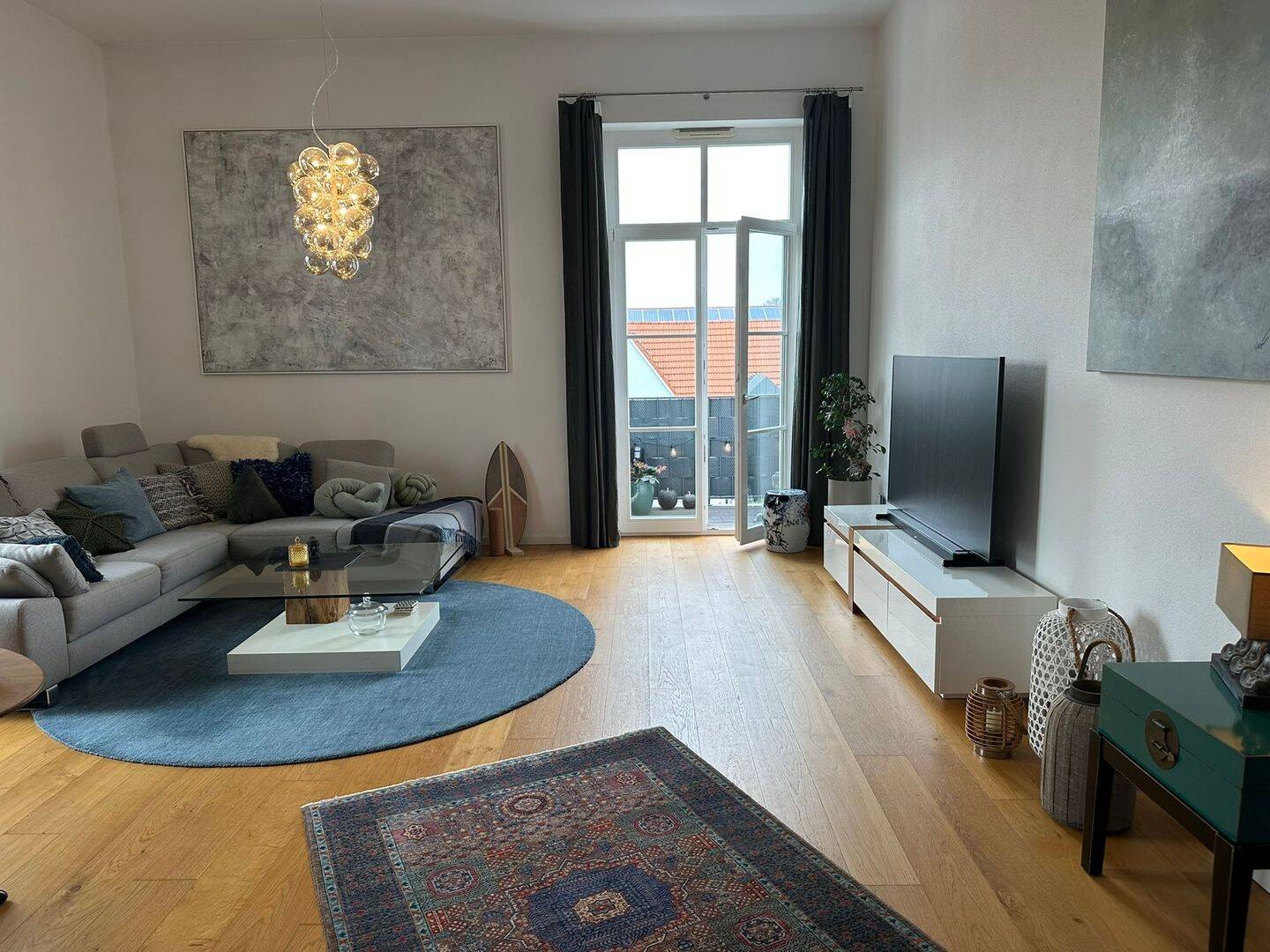 Moderne voll- oder teilmöblierte 3-Zimmer Altstadtwohnung mit Balkon & Tiefgaragenstellplatz (2,5 - 3 Jahre) – Ingolstadt – Vorschaubild 4
