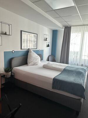 21 Apartments jeweils mit Küche und Bad, 1 WHG 120m², 2 Gewerbe