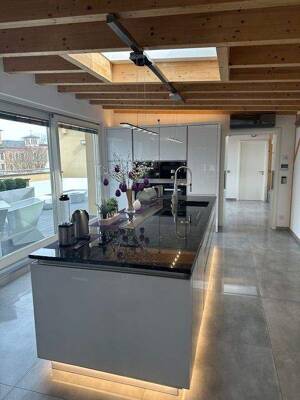 Traumhafte DG-Penthouse-Wohnung mit luxuriöser Innenausstattung, Aufzug, Einbauküche und Tiefgarage
