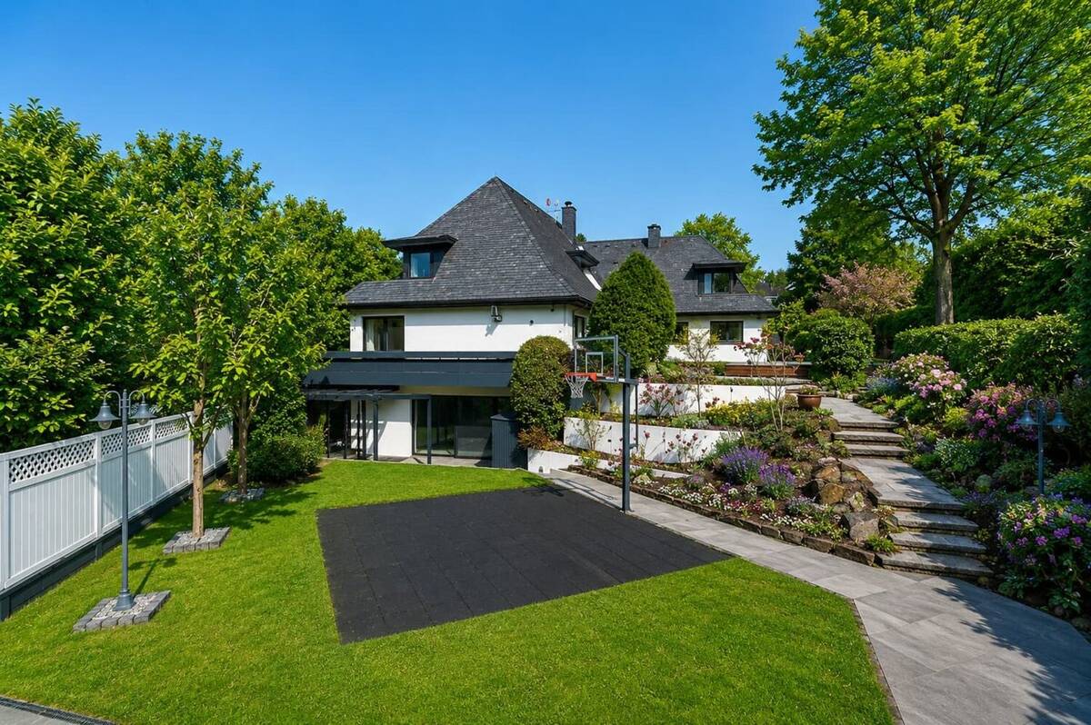 Exklusive und großzügige Villa mit Schwimmbad in ruhiger Lage – 40627 Düsseldorf – Bild 1 von 9