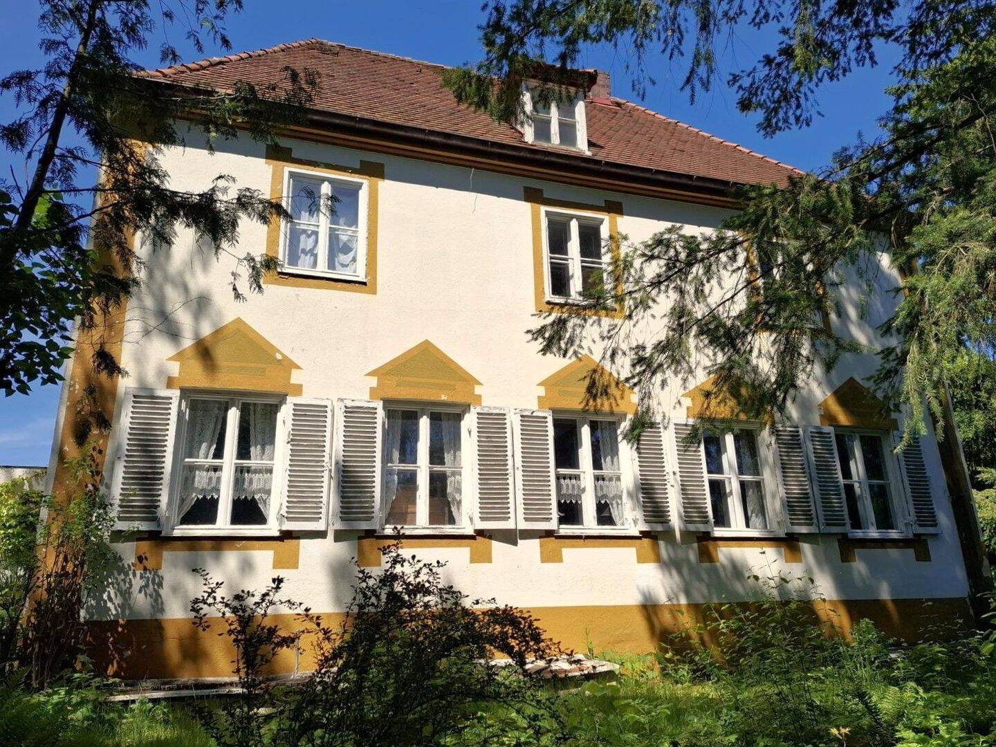 Sanierungsbedüftiges Gründerzeit Arzthaus mit tollem Grundstück – Neumarkt-Sankt Veit – Bild 1 von 9