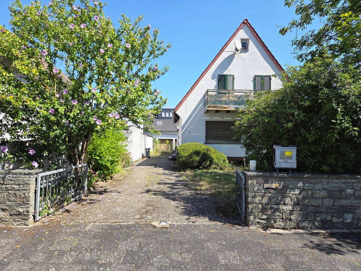 Vorderhaus und Hinterhaus mit Doppelgarage in Dieburg
