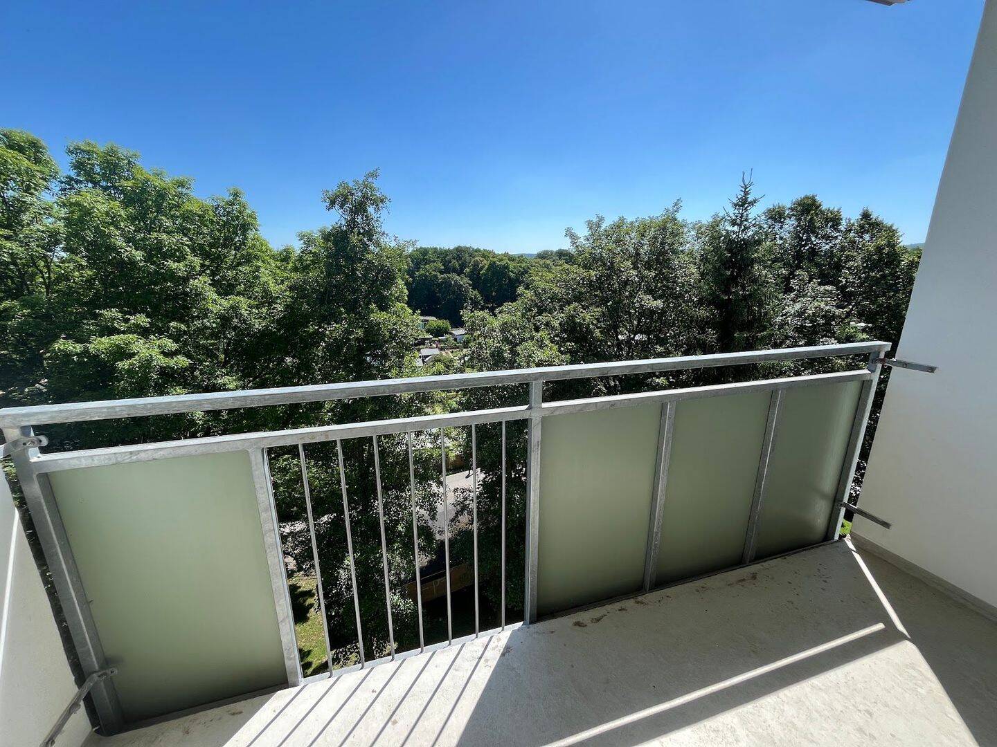 Lichtdurchflutete Dachgeschosswohnung mit Balkon und Blick ins Grüne – Chemnitz – Vorschaubild 2