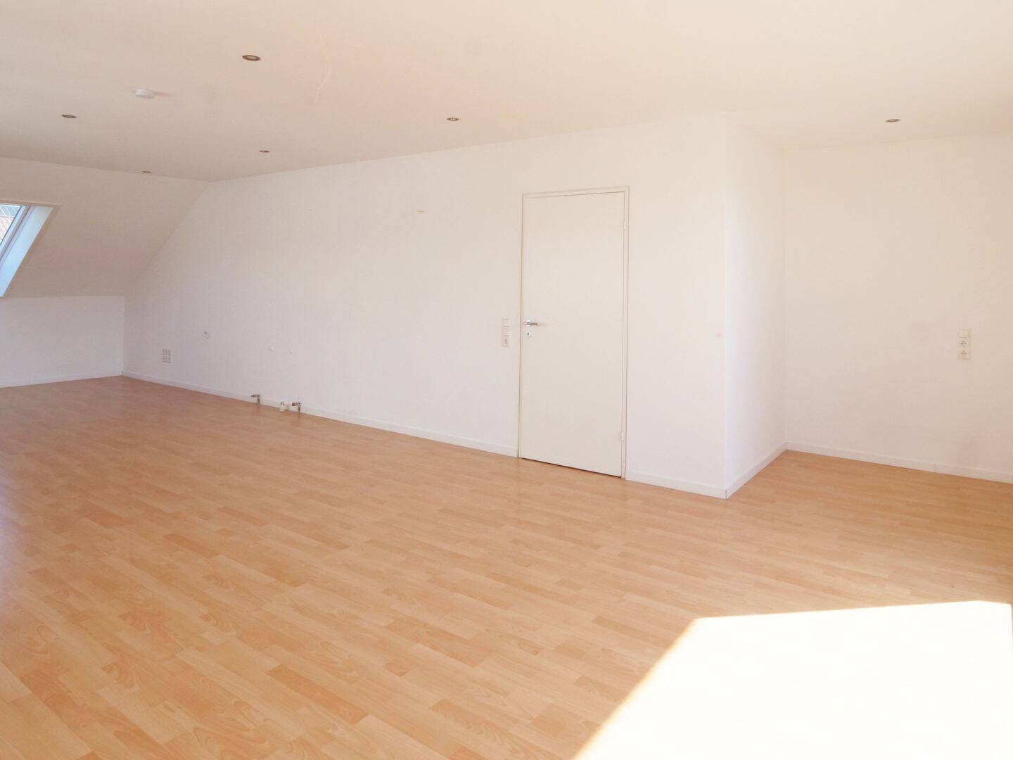 Großzügige Dachgeschosswohnung mit sonniger Loggia! – Mainz – Vorschaubild 2