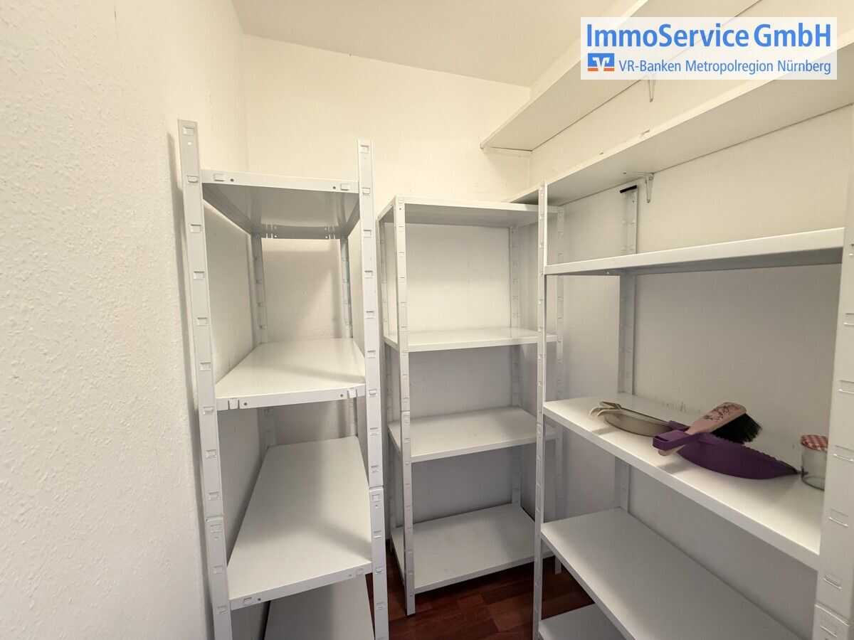 Renovierungsbedürftige 4,5-Zimmer-Wohnung mit 2 Balkone nähe Stadtpark – Nürnberg – Vorschaubild 8