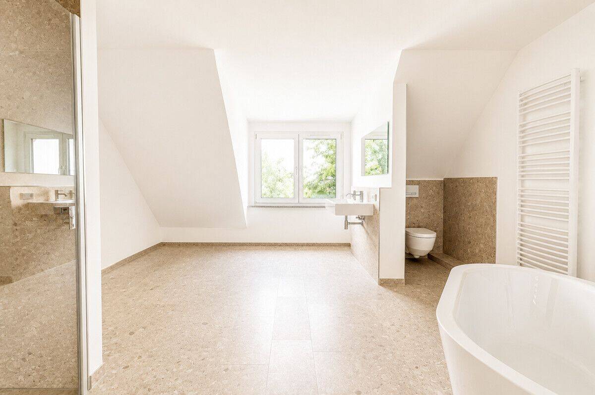 ERSTBEZUG! Exklusive 2,5-Zimmer-Maisonettewohnung mit Townhouse-Feeling – München – Vorschaubild 7