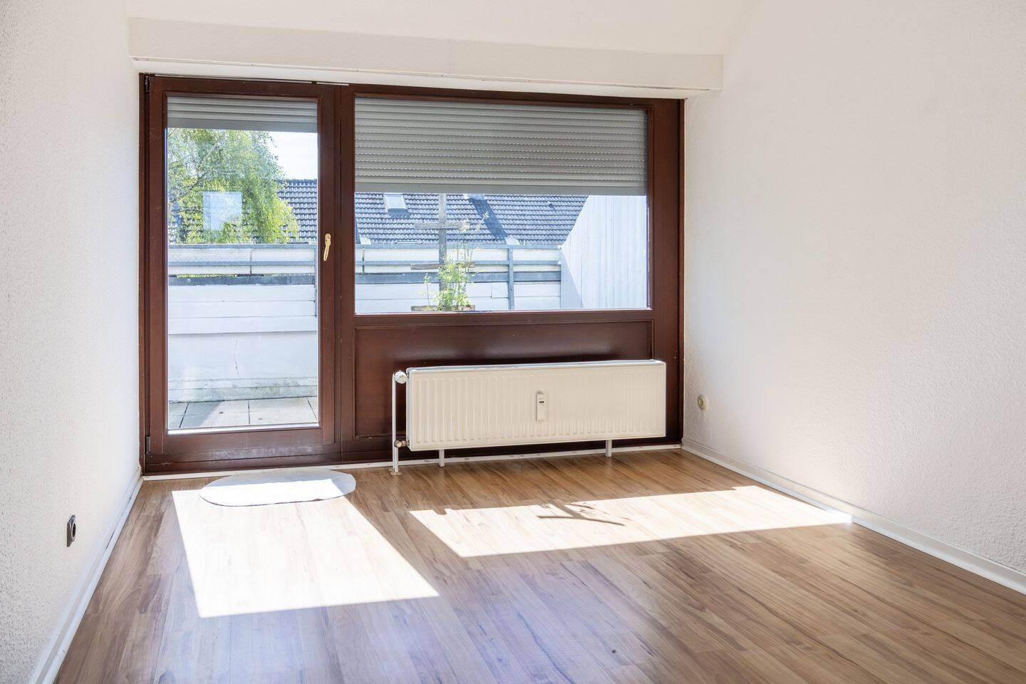 Ruhige Dachgeschosswohnung mit zwei Balkonen und viel Privatsphäre – Lübeck – Vorschaubild 4