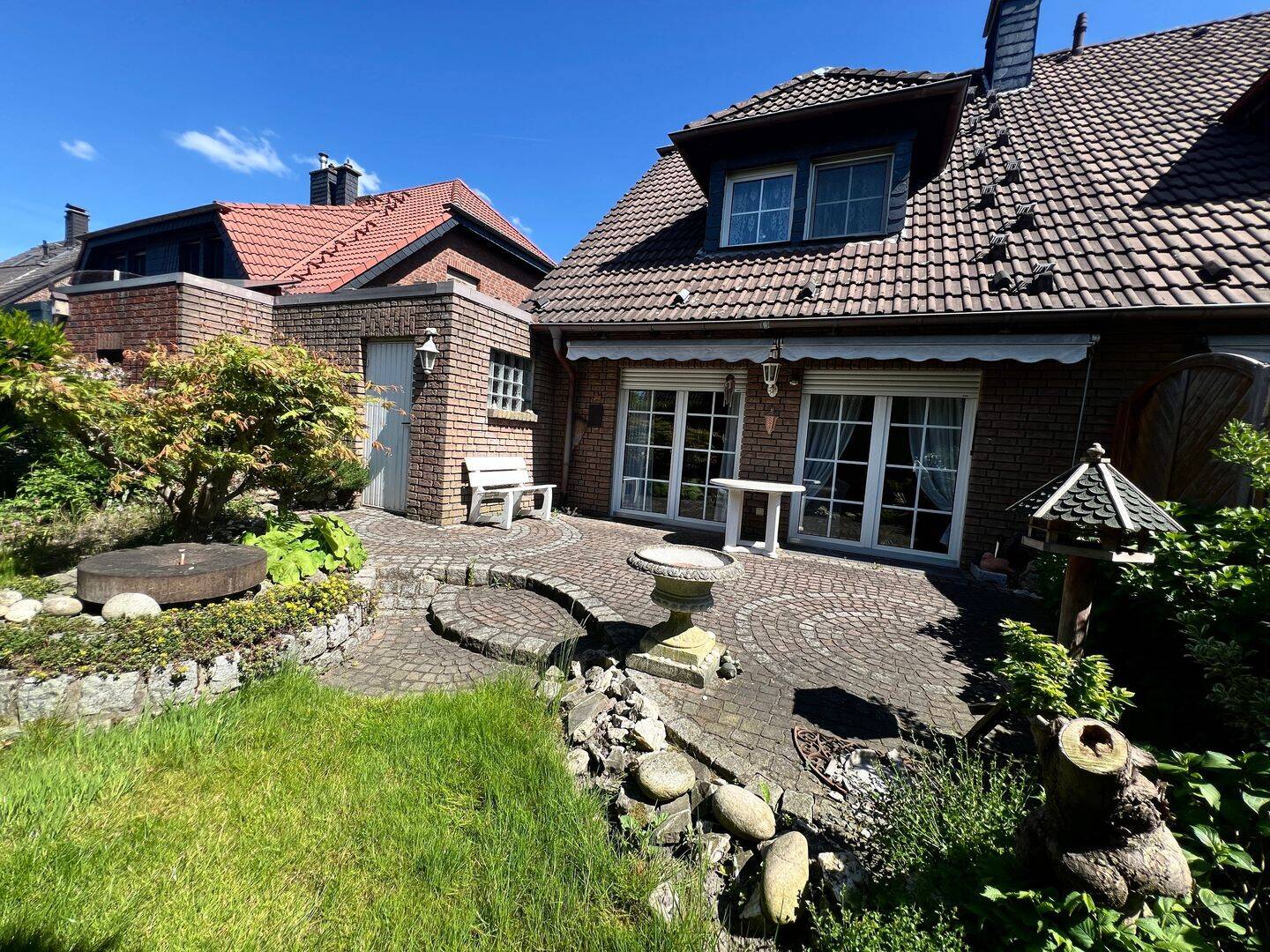 Doppelhaushälfte mit sonnigem Garten // 3-4 Schlafzimmer // Garage // in Spielstraße – Duisburg – Bild 1 von 9
