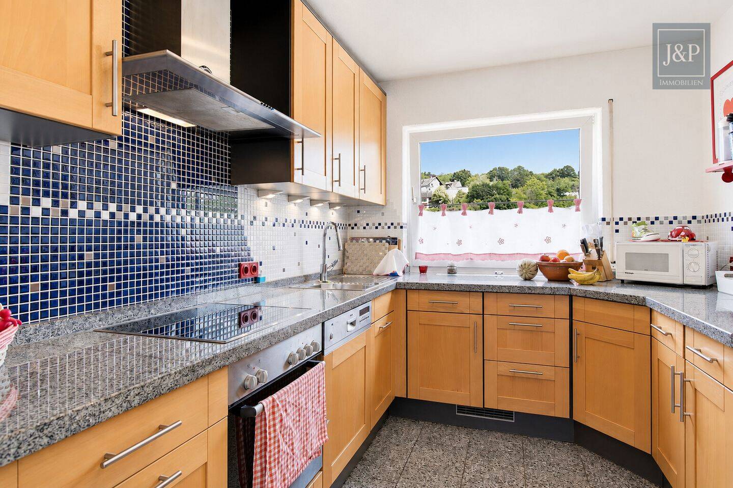 Modernes Familienzuhause im Bungalowstil mit Terrasse, Garten & 3 Garagen – Bad Soden – Vorschaubild 5