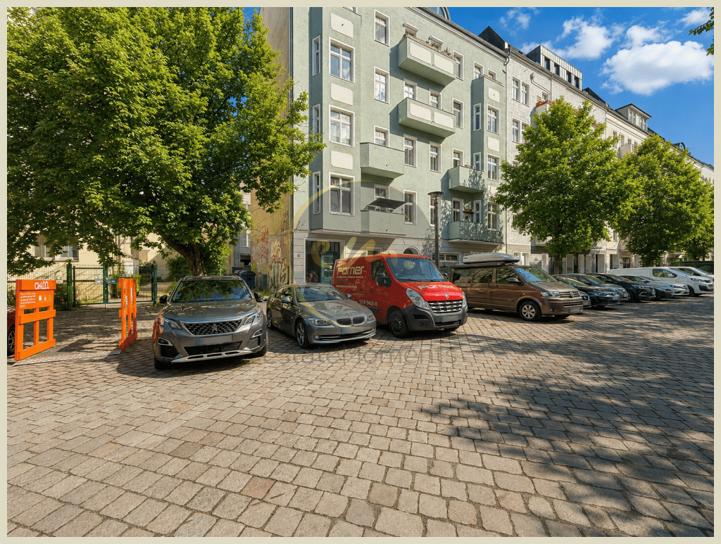 Nähe Mediaspree: Helle, moderne 2-Zimmer-Altbauwohnung mit Westbalkon, mögliche Bruttorendite 4,10 % – Berlin – Bild 1 von 9