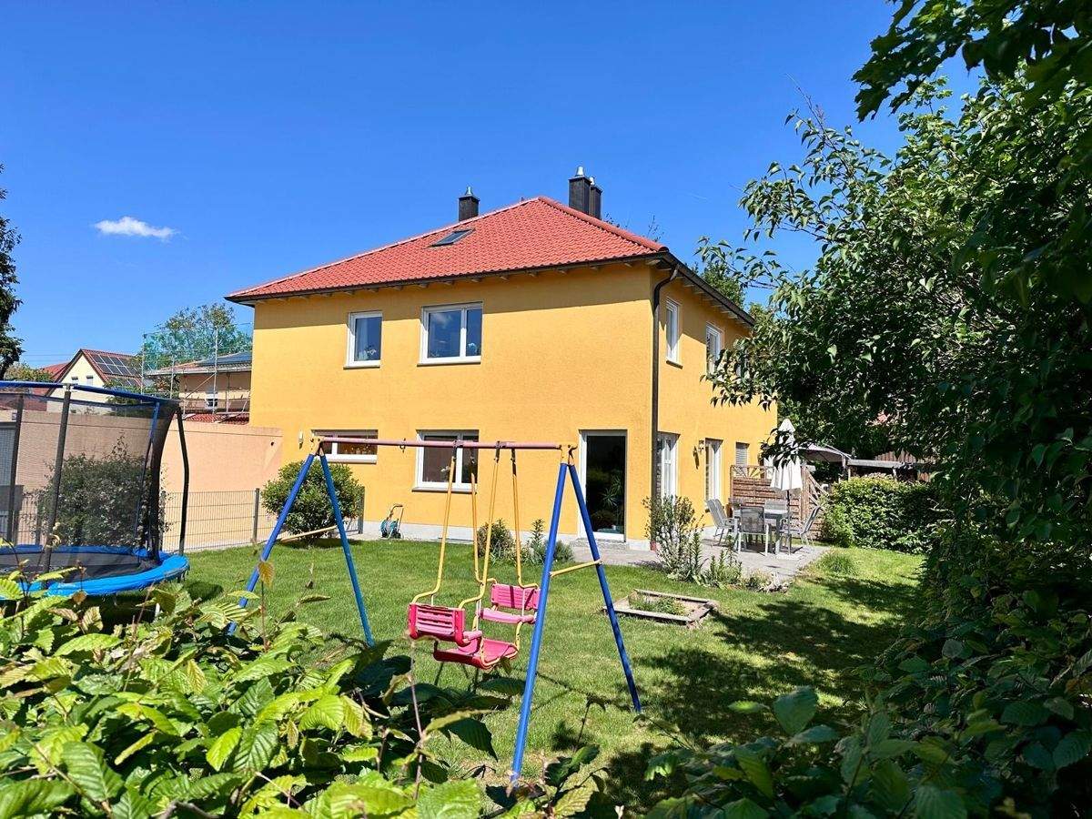 WOHNHAUS - 2 WOHNEINHEITEN MIT DOPPELHAUSHÄLFTE-CHARAKTER, 2 GARAGEN, LINKE HÄLFTE SOFORT VERFÜGBAR! – Königsbrunn – Vorschaubild 2