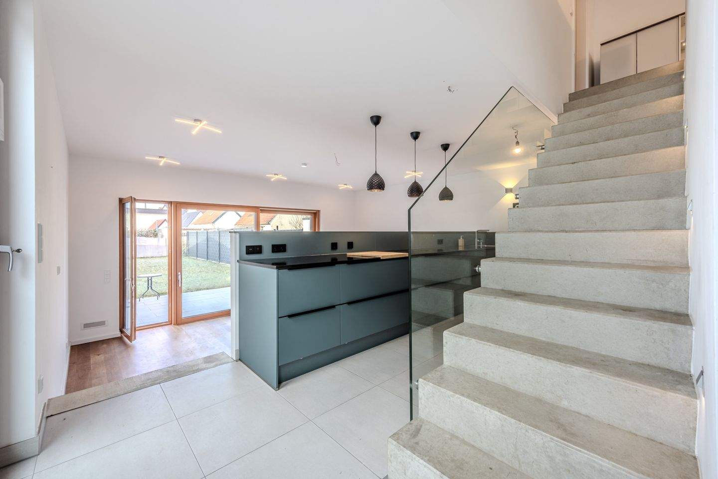 Exklusives Wohnen: Modernes Einfamilienhaus (2020) mit großem Garten in Griesheim – Griesheim – Bild 1 von 9