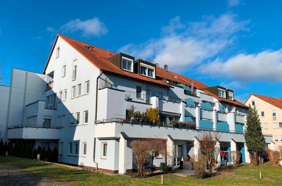 Top renovierte und möblierte 2-Zimmer-Wohnung mit Balkon und Tiefgaragenstellplatz – Nürnberg – Vorschaubild 2