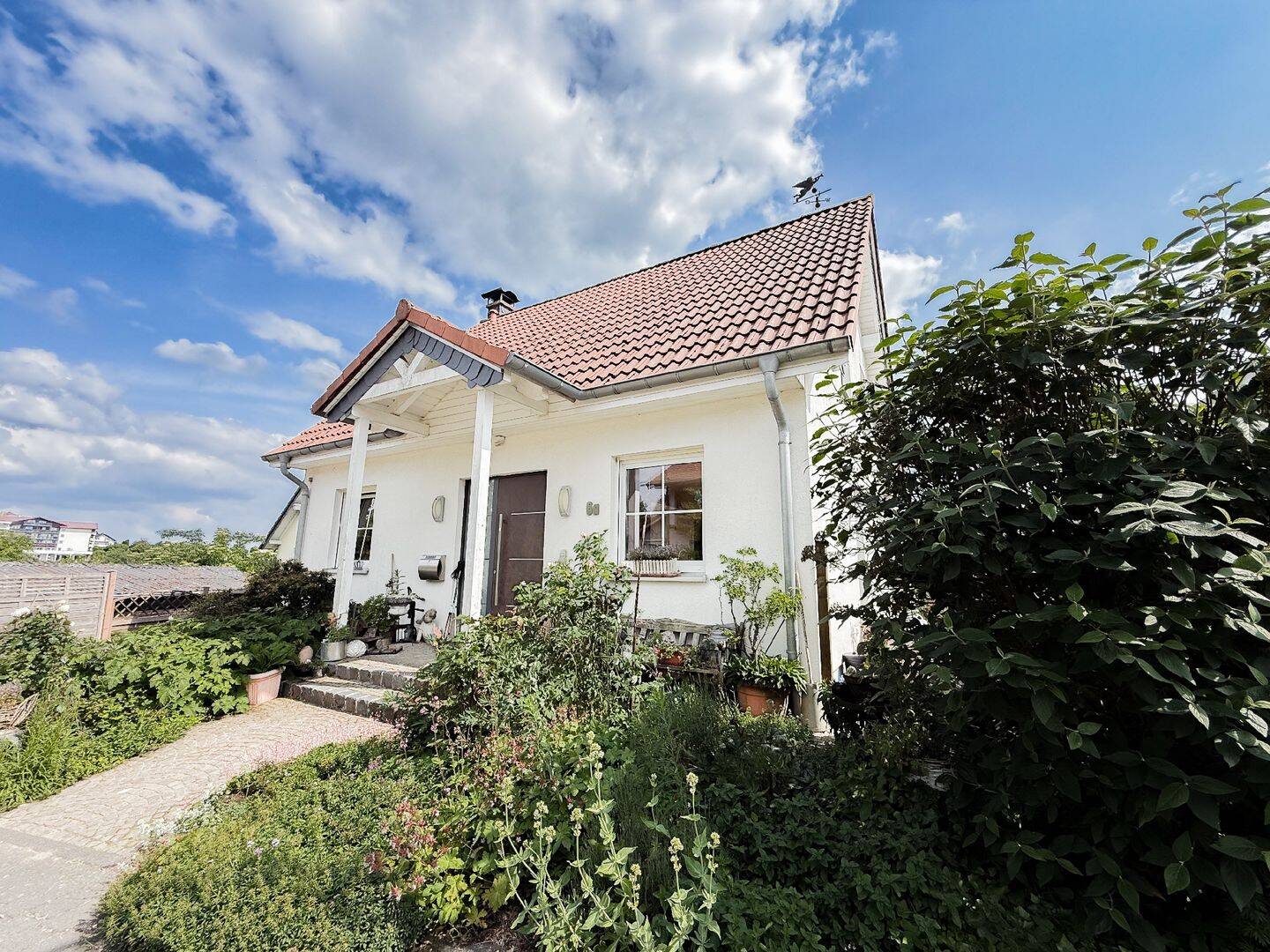 Landidylle und Weitblick pur! Energieeffizentes Einfamilienhaus mit zusätzlichem Hallengebäude! – Wershofen – Bild 1 von 9