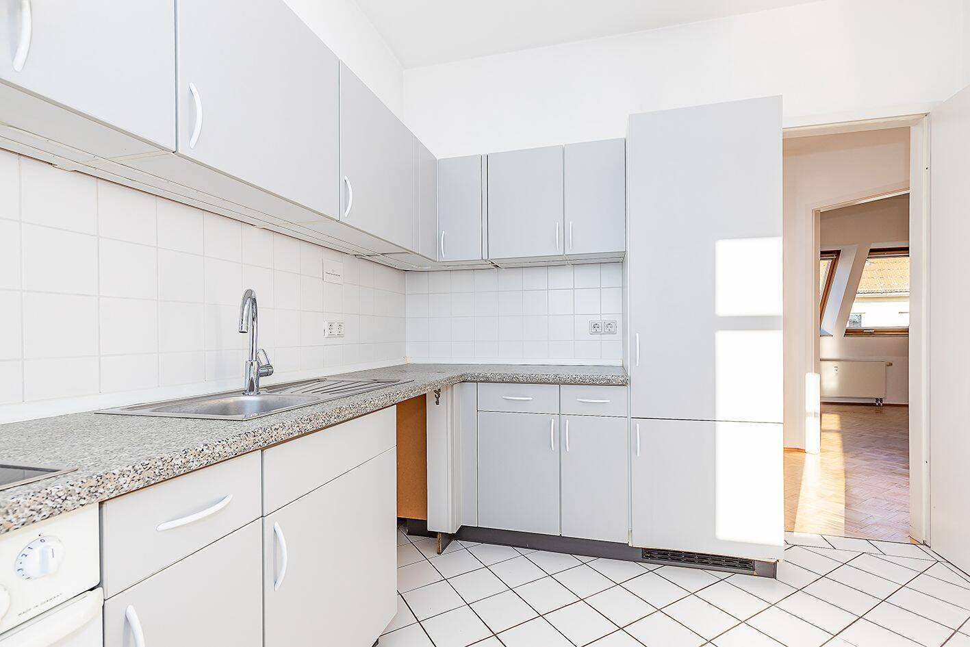 Helle Zwei-Zimmer-Dachgeschosswohnung am Klausernerplatz – Berlin – Vorschaubild 8