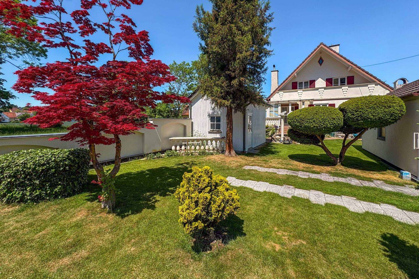 Wohnen auf höchstem Niveau - Mehrgenerationenanwesen mit Premium-Garten und zwei Garagen – Neuburg an der Donau – Bild 1 von 9