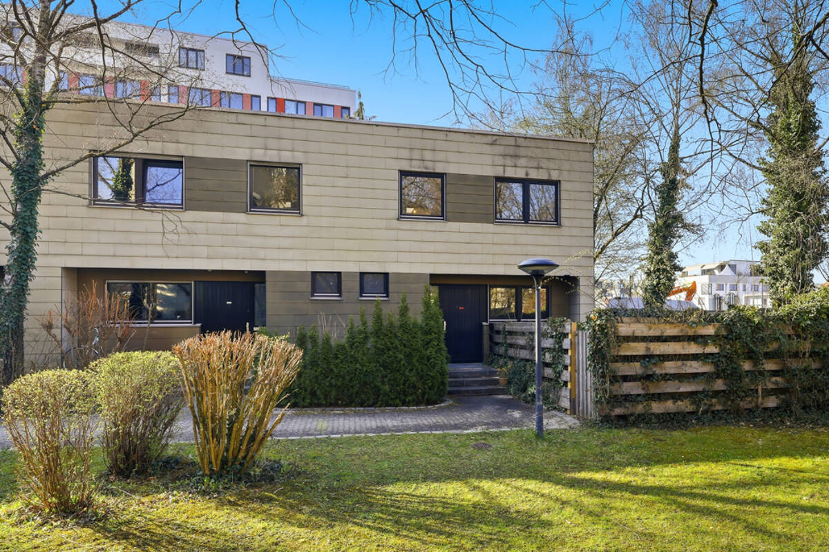 Reiheneckhaus in München / Einmalige Raumaufteilung / 5 Zimmer, Garten & viel Potenzial und TG-Platz – 81673 München – Bild 1 von 9