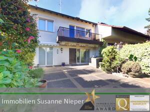 Bezaubernd in Solingen Gräfrath. Einfamilienhaus mit Terrasse, Teich und Garage.