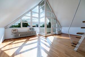 Wohnen zwischen Natur und urbaner Nähe - Dachgeschosswohnung mit Galerie und zwei Balkonen – 80939 München – Vorschaubild 3