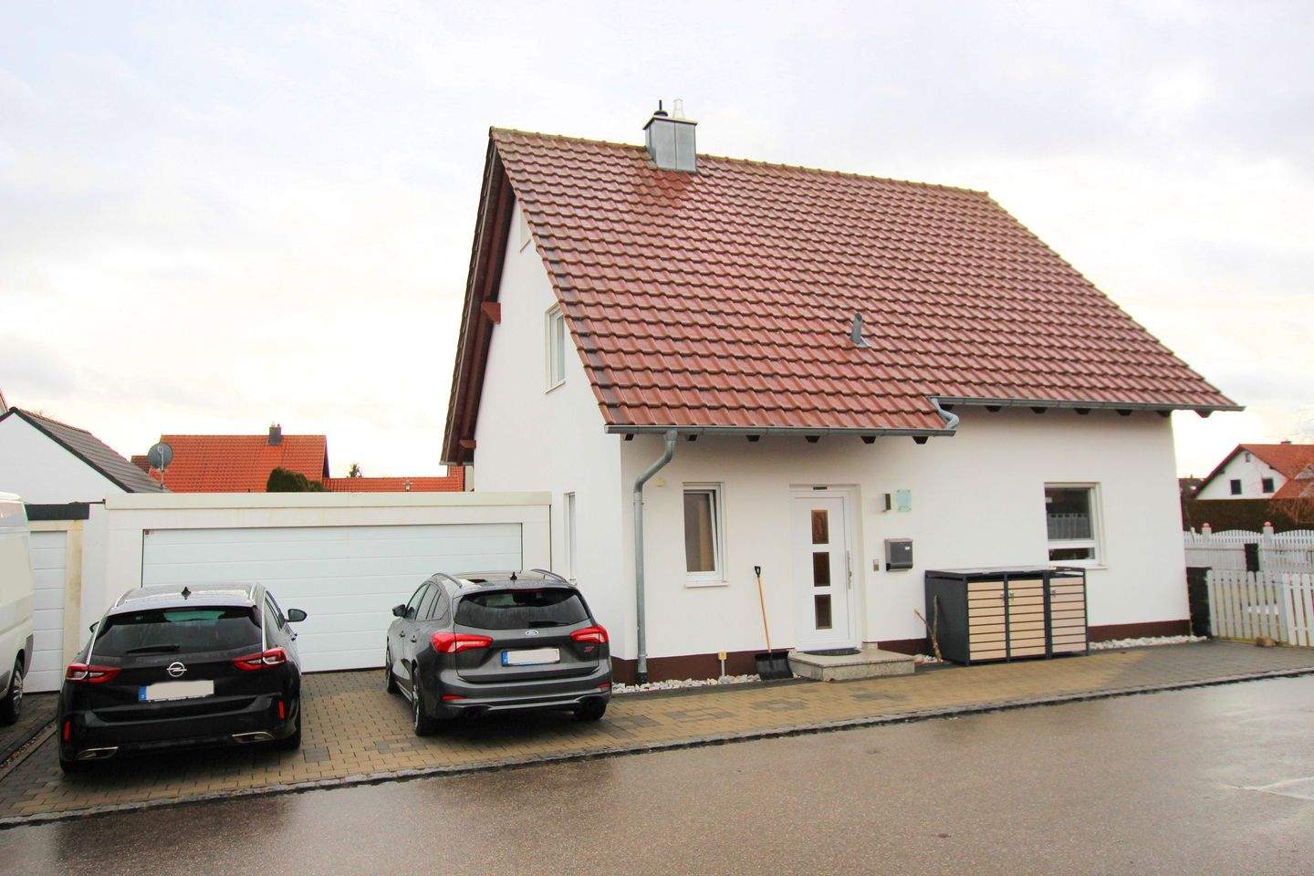 Attraktives Einfamilienhaus mit Doppelgarage – Kleinaitingen – Bild 1 von 9
