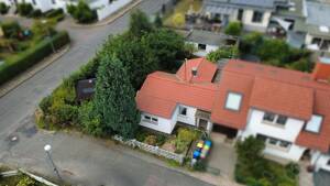 Freundliches kleines Einfamilienhaus mit großen Grundstück und Entwicklungspotenzial