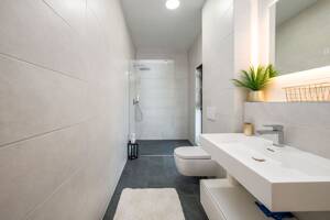 Provisionsfreie Exklusive Neubau-Villa in einzigartiger Naturlage mit Poolhaus – 12355 Berlin – Vorschaubild 9