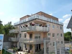 Schöne 4-Raum Wohnung mit 2 Bäder, 20qm Terrasse und PKW-Stellplatz