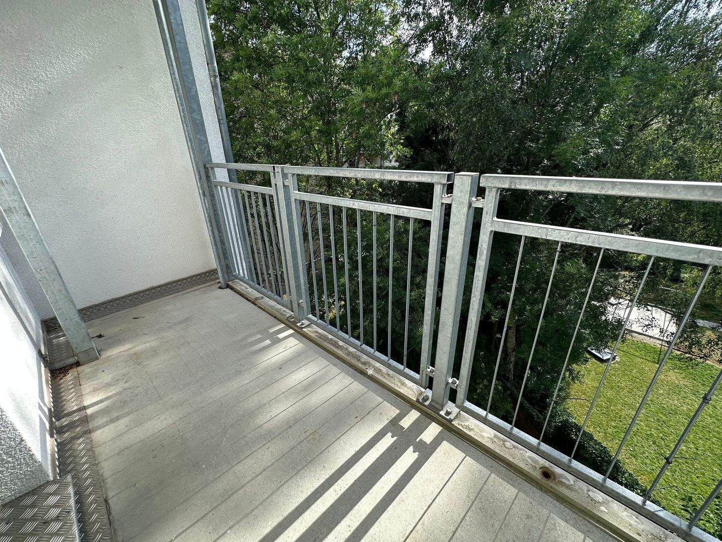 1.OG - Bad mit Fenster - begrünter Innenhof - modernes Laminat ! – Chemnitz – Vorschaubild 2