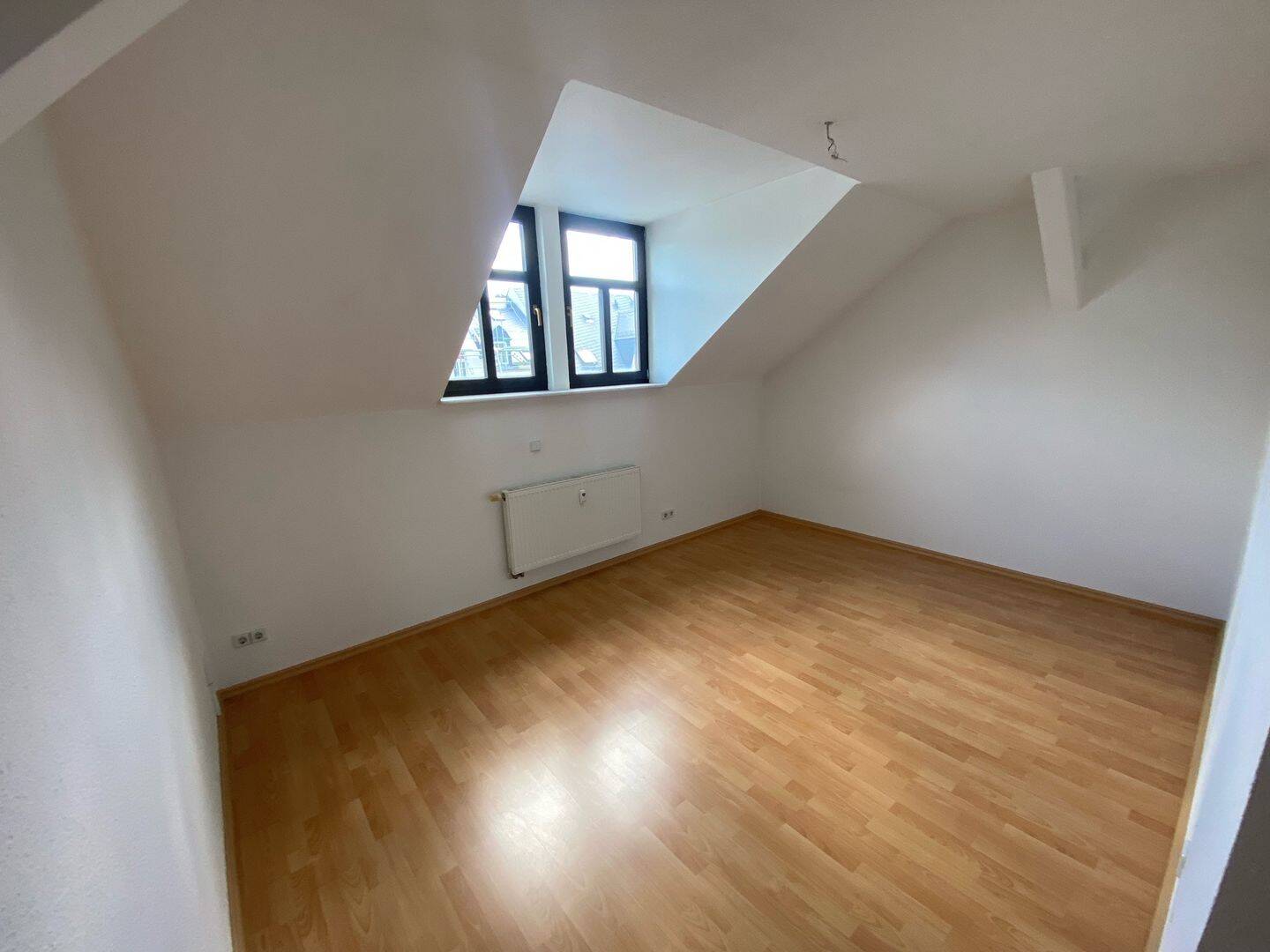 DG - Laminat - Balkon am Wohnzi. - inkl. EBK** frei ab 1.10.26 – Chemnitz – Vorschaubild 3