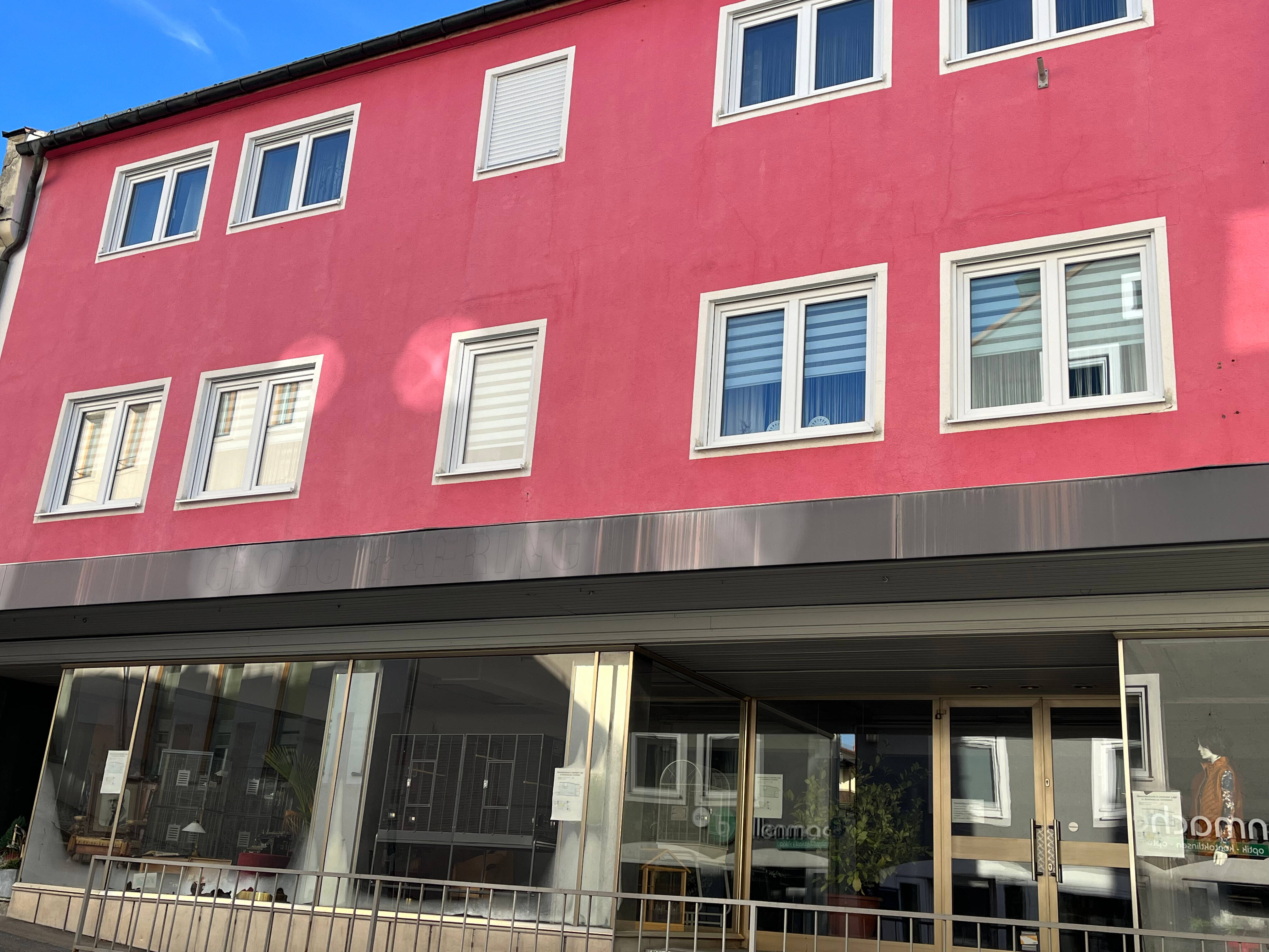 Stadthaus mit Gewerbefläche und mehreren Wohnungen in 94481 Grafenau zu verkaufen – Grafenau – Bild 1 von 9