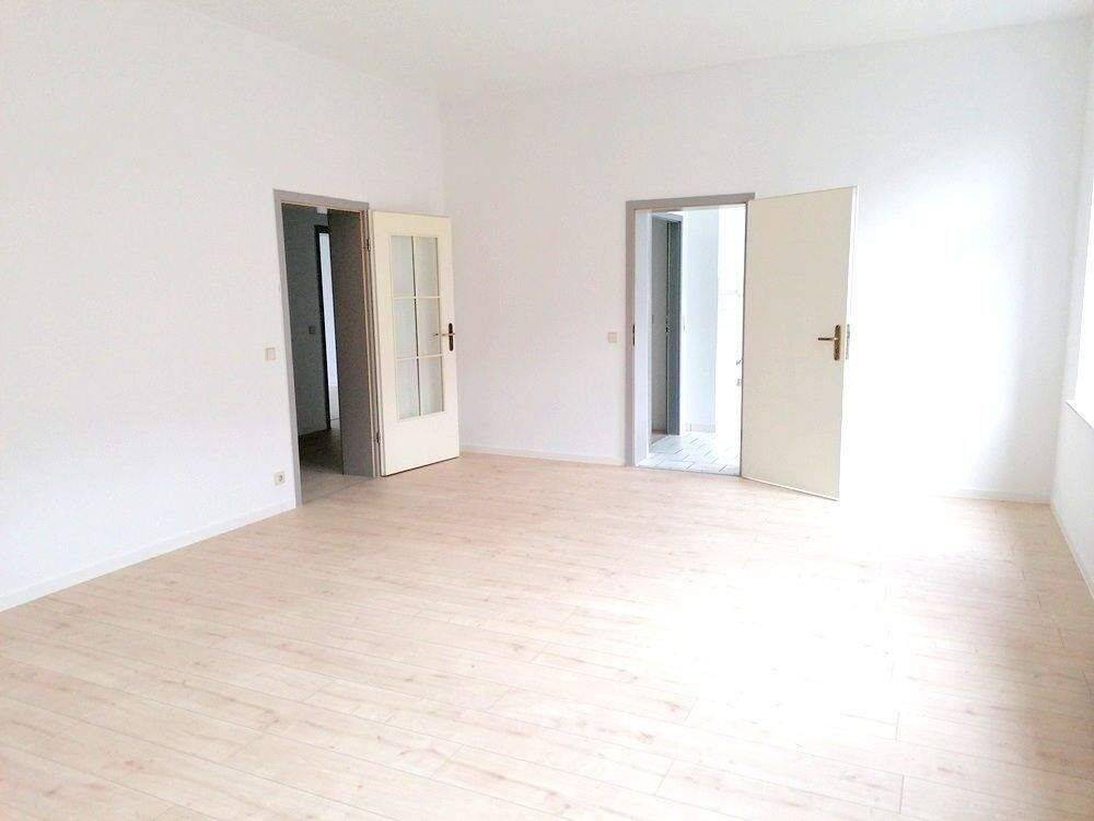 !! Neu renovierte 3-Zimmer-Wohnung mit Balkon und PKW-Stellplätzen !! – Chemnitz – Bild 1 von 9