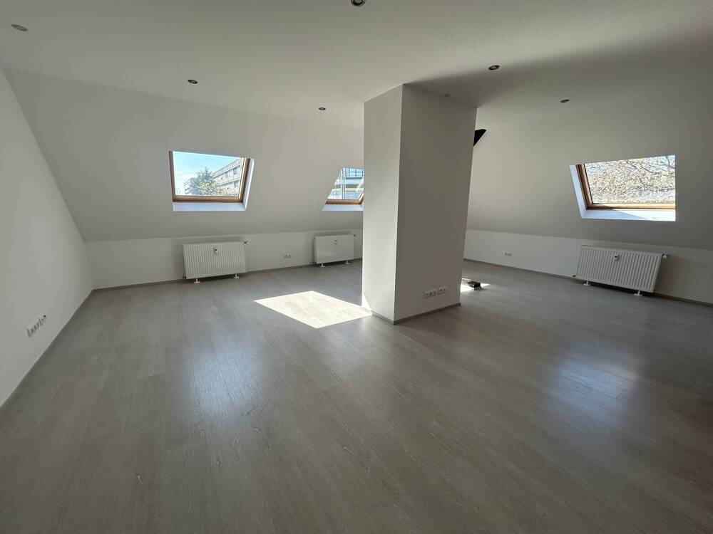 Tolle Dachgeschosswohnung mit Einbauküche