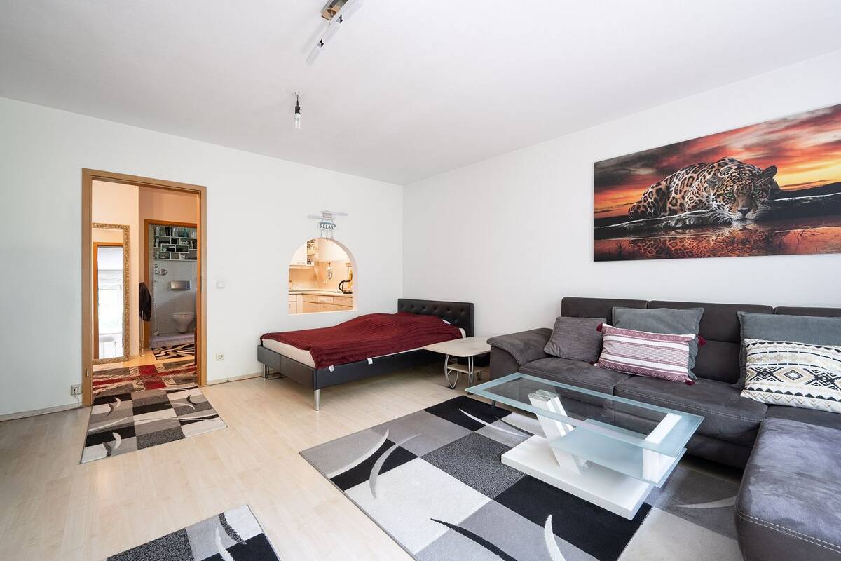 München genießen - Helle 1-Zimmer-Erdgeschosswohnung mit cleverem Grundriss – 80805 München – Bild 1 von 9