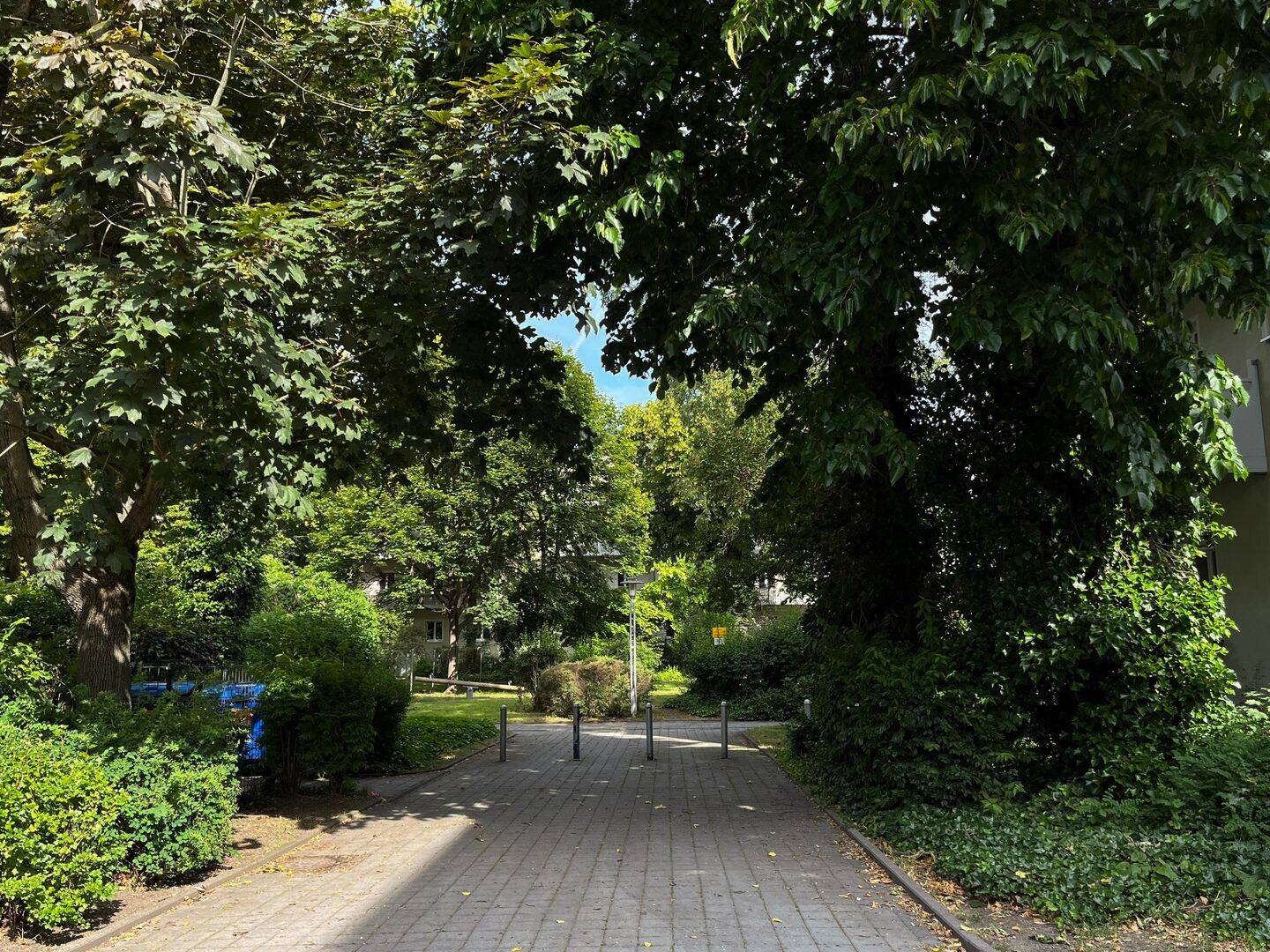 Charmante 3-Zimmer-Altbauwohnung mit zwei Balkonen und großem Gemeinschaftsgarten in Prenzlauer Berg – Berlin – Vorschaubild 9